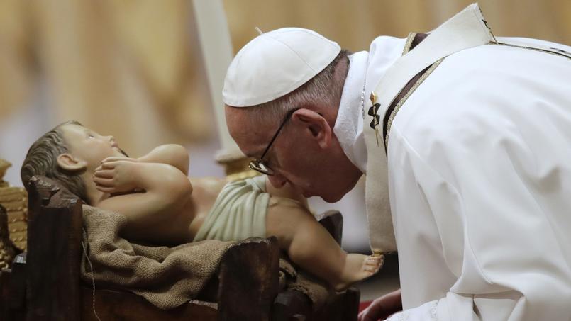 Le pape François a célébré une messe samedi soir au Vatican. Dehors, la sécurité avait été renforcée. Les véhicules de police et des jeeps de l'armée ont été postés tous les 100 mètres dans les rues conduisant au Vatican.