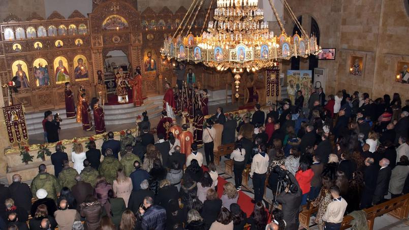 En Syrie, la communauté catholique d'Alep a célébré la première messe depuis cinq ans dans la cathédrale maronite Saint-Elie, dans la vieille ville. La cathédrale offre un spectacle de désolation, comme ici le 21 décembre: toit effondré, bancs renversés, gravats au sol...