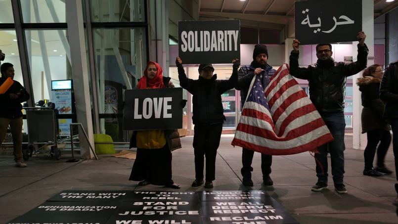 Au terminal 4 de l'aéroport JFK. Ces protestataires arborent des pancartes sur lesquelles on peut lire: «amour», «solidarité» ou «liberté» (en arabe).