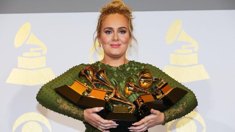 Grammy Awards 2017: Adele, la grande gagnante surprend en cassant son prix...La raison!