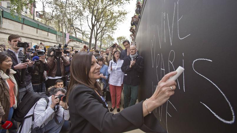 La maire de Paris Anne Hidalgo inscrivant vive Paris à la craie, avec un coeur.