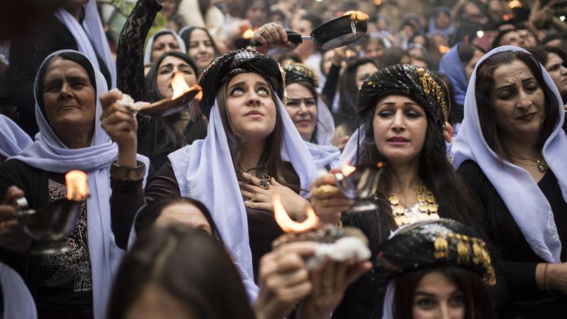 NOUVEL AN. Des milliers de Yazidis ont marqué ce mercredi 19 avril leur nouvel an dans un temple du nord de l'Irak, le plus grand rassemblement de cette minorité depuis qu'elle a été prise pour cible par les djihadistes. Vêtus d'habits traditionnels, tenant des bougies et des lampes à huile, les Yazidis ont débuté leurs célébrations la veille à Dahûk, non loin de Mossoul. L'évènement est censé commémorer la création de l'univers par les anges et célébrer la nature et la fertilité.