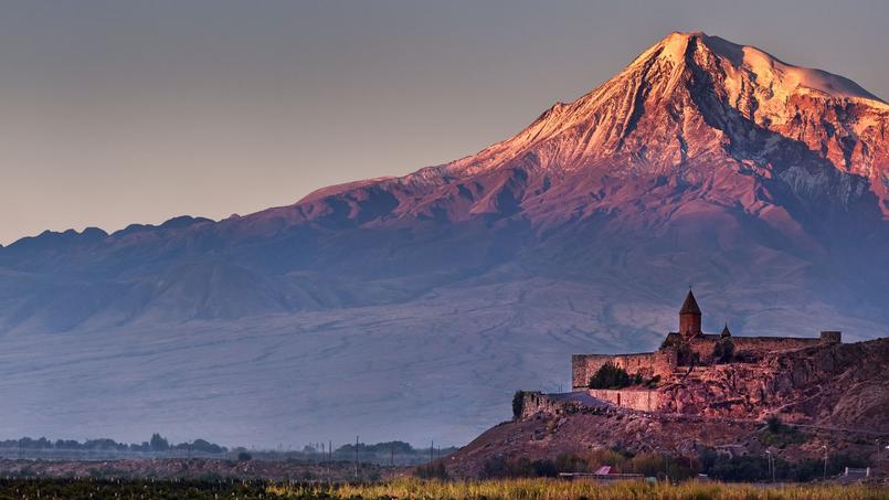 Le monastère de Khor Virap, qui surplombe vignes et vergers, est lui-même surplombé par le mont Ararat... de l'autre côté de la frontière turque.