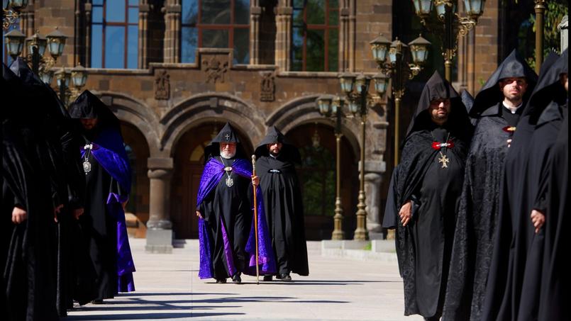 Un dimanche comme les autres à Etchmiadzine, le «Vatican arménien».Le catholicos Garéguine II rejoint la cathédrale pour célébrer la liturgie.
