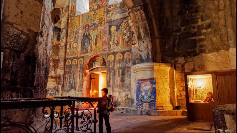 L'église Sainte-Mère-de-Dieu, au cœur de la forteresse d'Akhtala, au nord d'Erevan. La plupart de ses fresques, typiques de l'art byzantin, ont été réalisées au début du XIIIe siècle. On y voit la Vierge, des apôtres entourant Jésus,mais aussi des saints et des papes