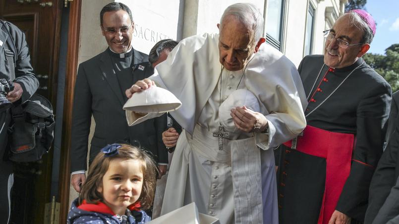 Le pape échange son couvre-chef avec celui d'une petite fille.