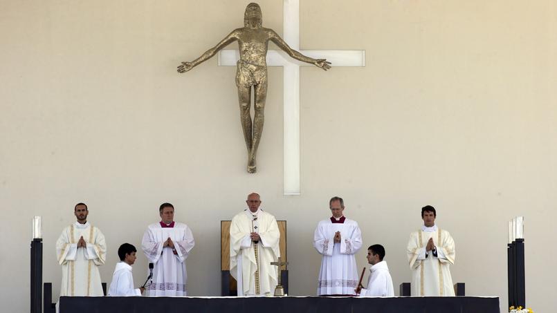 Le pape François mène la messe samedi pour canoniser les deux bergers.