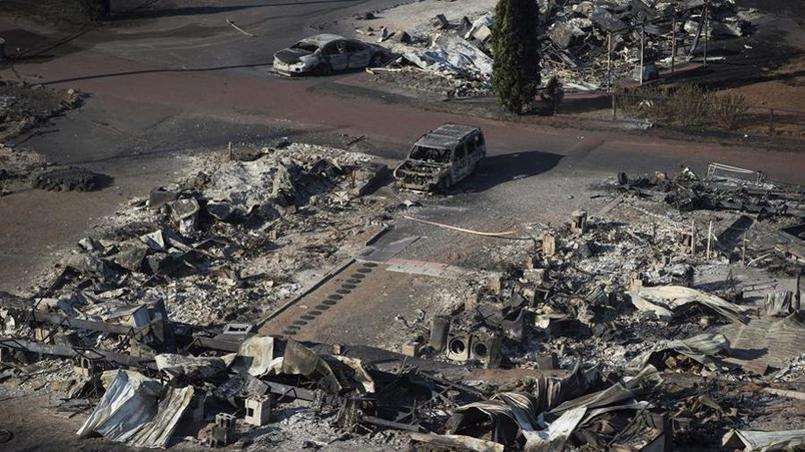 Un parc de caravanes détruit par un incendie à Boston Flats. (Crédit photo: Darryl Dyck / The Canadian Press via AP)