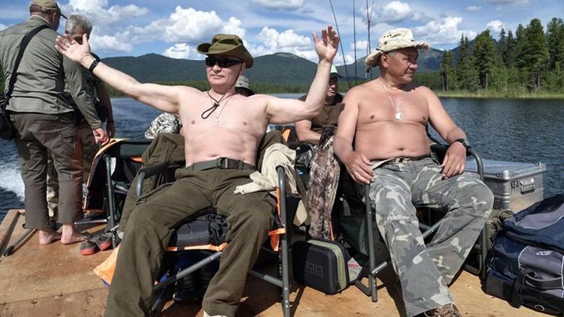 Vladimir Poutine en compagnie de son minsitre de la Défense.