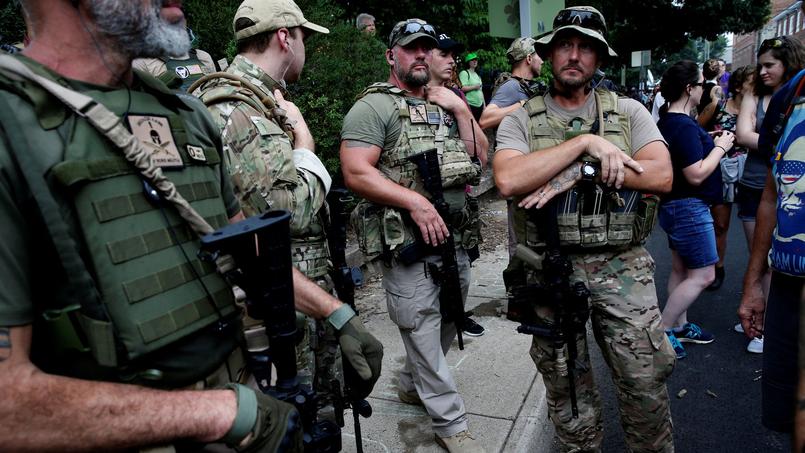 Tenues paramilitaires et fusils d'assaut dans cet Etat qui autorise largement le port d'armes.