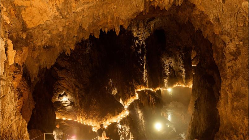 Les grottes karstiques de Skocjan , un monde mystérieux multimillénaire fait de stalactites géantes et de gouffres naturels vertigineux.