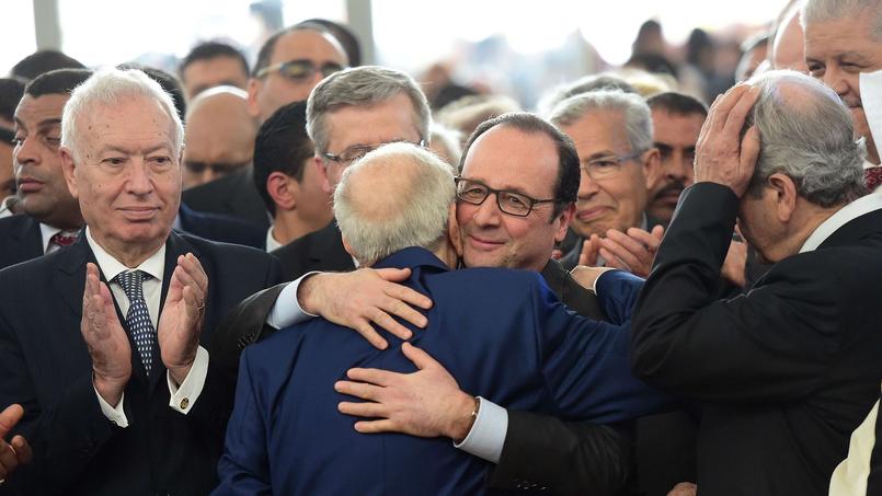 FranÃ§ois Hollande enlace le prÃ©sident tunisien BÃ©ji CaÃ¯d Essebsi lors de la Â«marche nationale et internationale contre le terrorismeÂ» organisÃ©e Ã  Tunis ce dimanche en mÃ©moire des vingt-deux personnes tuÃ©es dans l'attentat du MusÃ©e du Bardo le 18 mars.