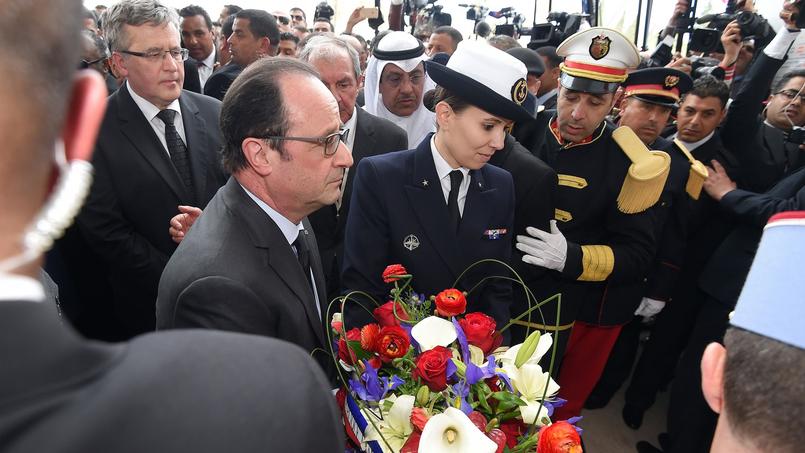 Le prÃ©sident franÃ§ais FranÃ§ois Hollande dÃ©pose une couronne de fleurs au MusÃ©e du Bardo devant un mÃ©morial Ã  l'entrÃ©e du musÃ©e national du pays Ã  Tunis.