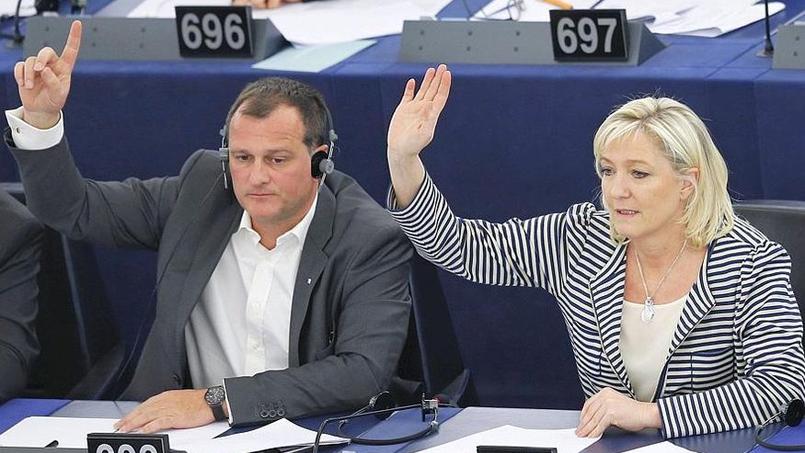 Louis Aliot et Marine Le Pen lors d'une s&eacute;ance au Parlement europ&eacute;en