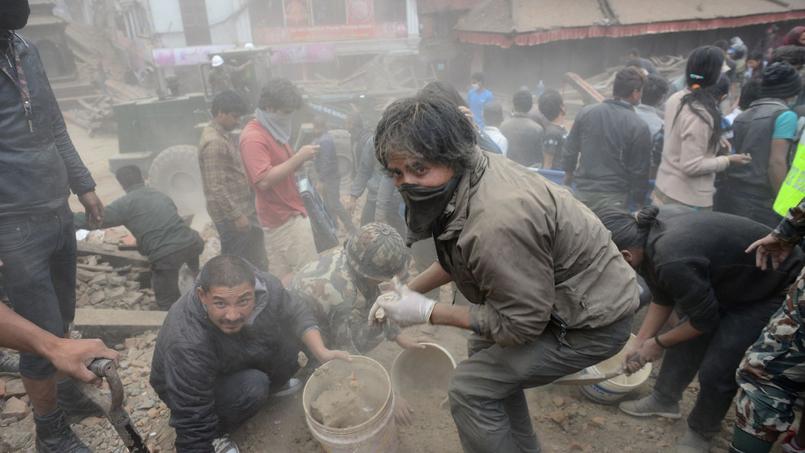 Les gens tentent de déblayer un site du patrimoine historique de l'Unesco qui a été sévèrement endommagée par un tremblement de terre le 25 Avril 2015. Il s'agit du Durbar Square, un site qui regroupe de nombreux temples.