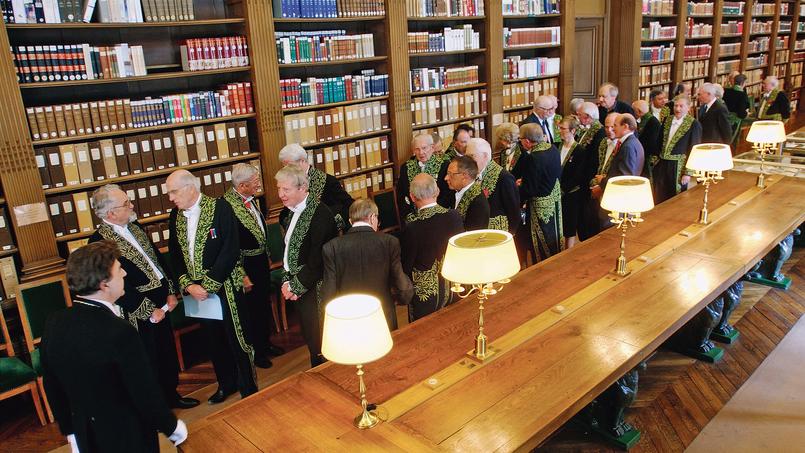 Les membres de l'Académie française, réunis dans la salle de lecture de la bibliothèque de l'Institut de France, en juillet 2013.