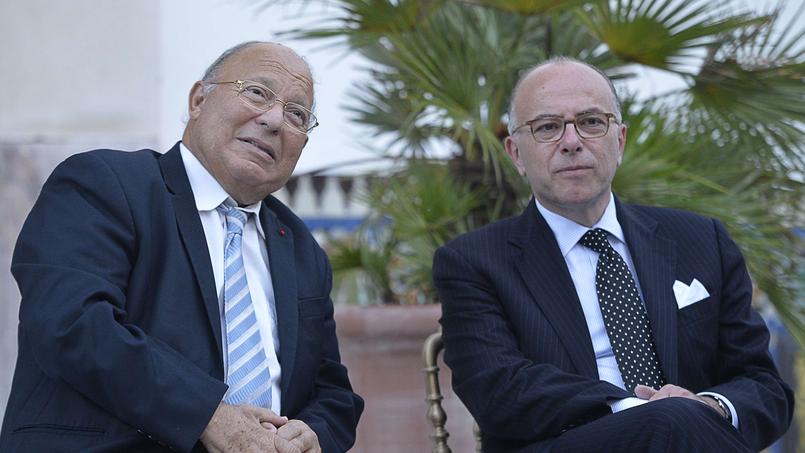 Le ministre de l'Intérieur Bernard Cazeneuve avec Dalil Boubakeur, recteur de la Grande mosquée de Paris, rompant le jeûne du ramadan (repas de l'iftar, organisé par le CFCM) le 1er juillet 2015. <i>AFP PHOTO / MIGUEL MEDINA </i>
