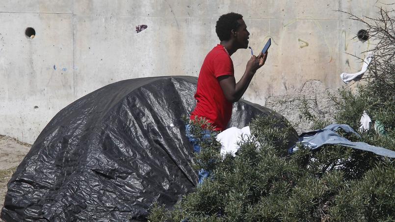 Un migrant se rase dans la jungle de Calais.
