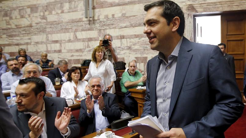 Alexis Tsipras a été accueilli par des applaudissements, vendredi, à Athènes, lors d'une réunion à l'Assemblée des parlementaires appartenant à Syriza.