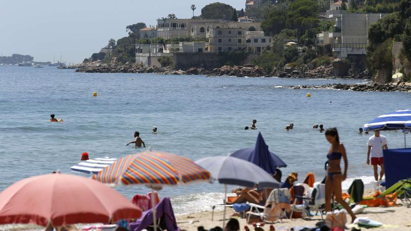 Au deuxième plan, la villa du roi Salmane d'Arabie saoudite