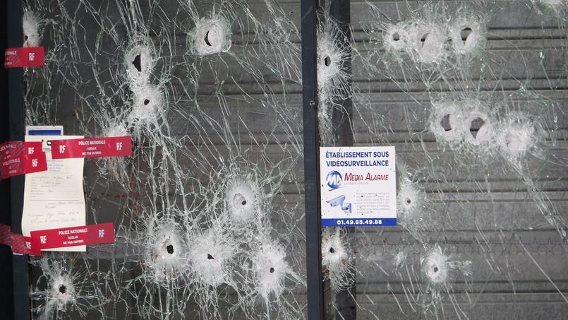 ILLUSTRATION - Des impacts de balles sur la vitrine de l'Hyper Cacher, près de la Porte de Vincennes à Paris, où quatre otages d'Amédy Coulibaly ont été tués en janvier dernier.