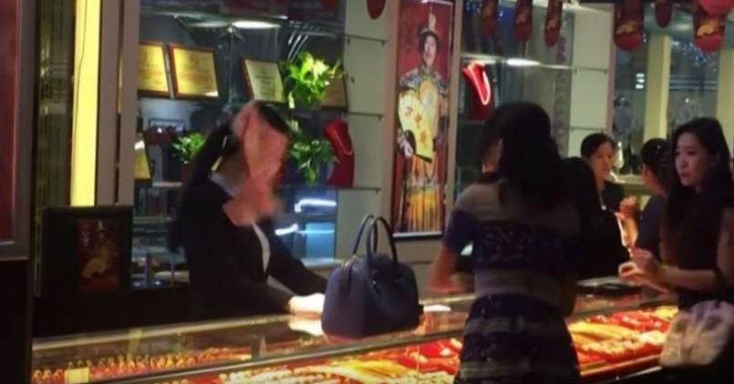 Une cliente a été filmée en train de jeter plusieurs liasses de billets de 100 yuans au visage d'une vendeuse, dans une bijouterie en Chine.