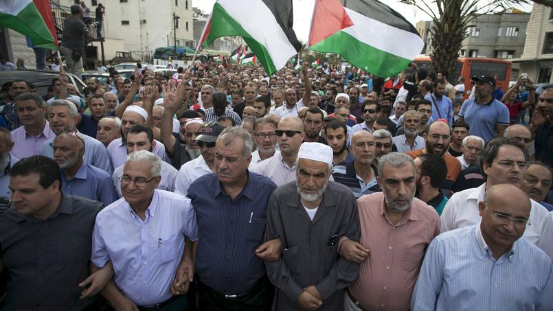 Le cheikh Raed Salah (3e en partant de la droite), leader du Mouvement islamique, lors d'une manifestation à Sakhnin, dans le nord d'Israël.