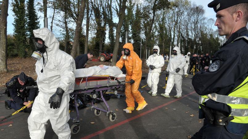 Policiers, pompiers et secouristes s'entraînent à réagir à une éventuelle attaque chimique jeudi 12 novembre à Lens, au Stade Ballaert, qui accueillera quatre matchs de l'Euro 2016.