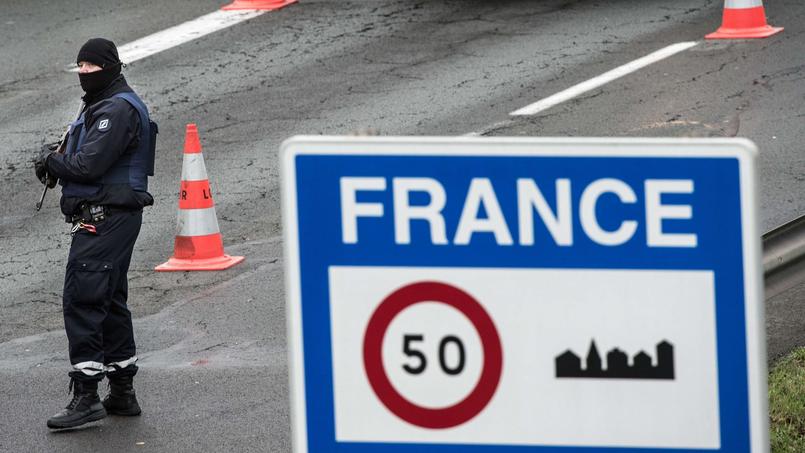 Un policier se tient à Neuville-en-Ferrain près de la frontière franco-belge, le 17 novembre, après le renforcement des contrôles aux frontières décidé dans le cadre de l'état d'urgence lié aux attentats de Paris.