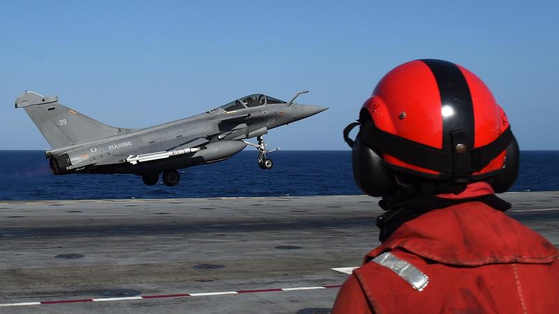 Des Rafale armés de bombes ont été catapultés dans la matinée du pont d'envol du Charles de Gaulle.