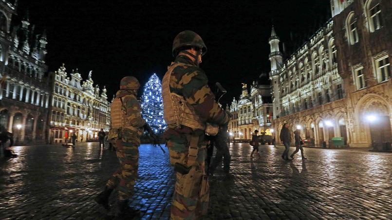 Des soldats belges patrouillent, dimanche, sur la Grand Place de Bruxelles.