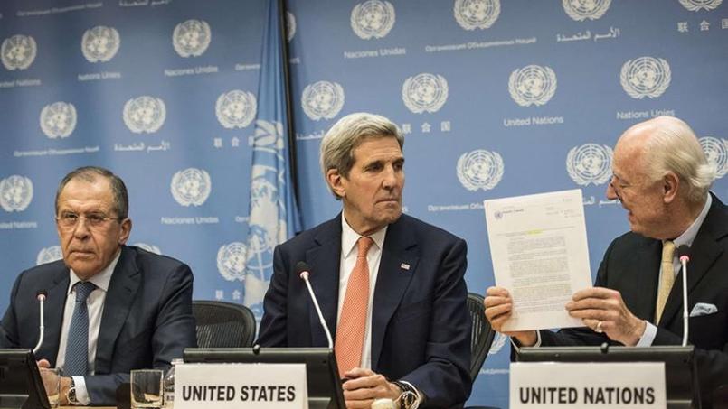 Le secrétaire d'Etat américain John Kerry (C), aux côtés du ministre des Affaires étrangères russes Sergueï Lavrov (G), le 18 décembre 2015 à l'issue d'une réunion du Conseil de sécurité sur la Syrie.