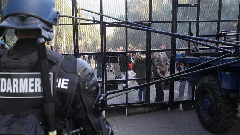 Malgré l'interdiction de manifester, les forces de l'ordre ont mis en place dimanche un dispositif pour «sanctuariser» le quartier des Jardins de l'Empereur à Ajaccio