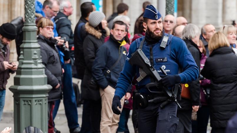 Un policier armé sur la grand place de Bruxelles