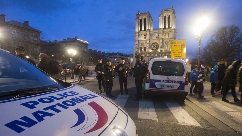 Des agents de police mobilisés le 24 décembre pour surveiller le périmètre autour de la cathédrale Notre-Dame de Paris.