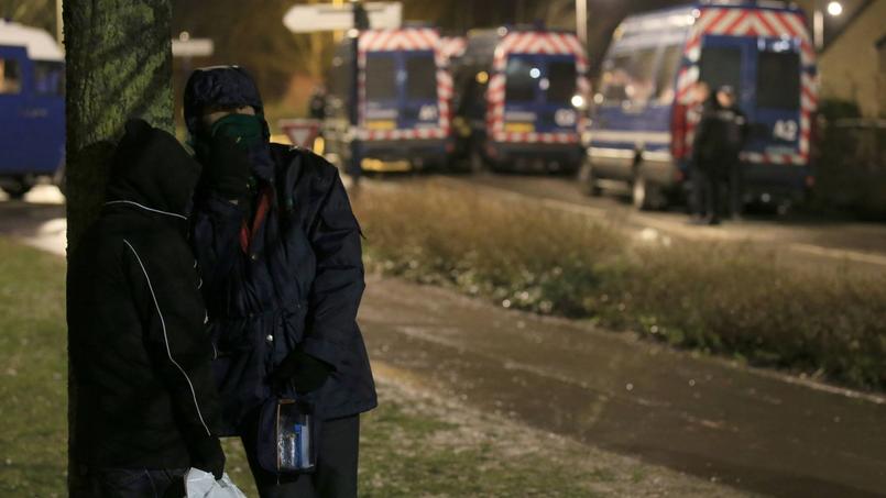 Deux migrants à l'abord de la jungle de Grande-Synthe