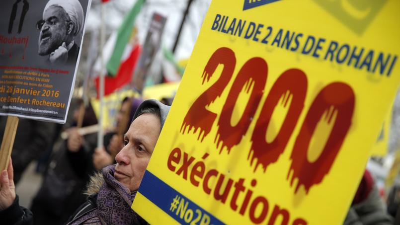 Les soutiens de Maryam Radjavi manifestent mercredi 27 janvier place Denfert-Rochereau contre la venue du président iranien à Paris