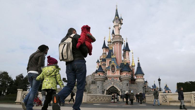 Des touristes se promènent dans le parc Disneyland Paris.