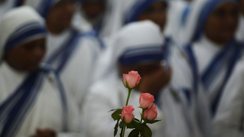 Les religieuses de l'ordre des «Missionnaires de la Charité»,fondée par MèreTeresa, sont aisément reconnaissables au voile bordé d'un liseré bleu qu'elles portent.