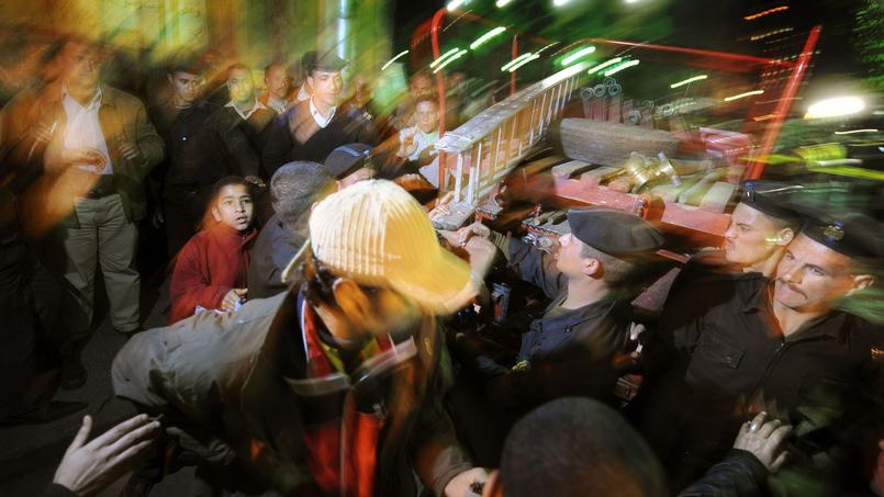 Le 22 février 2009, une bombe artisanale explosait dans un quartier touristique du Caire (ici, la police égyptienne sécurisant le périmètre après l'attaque). Farouk Ben Abbes était alors soupçonné d'avoir été en première ligne dans cet attentat.
