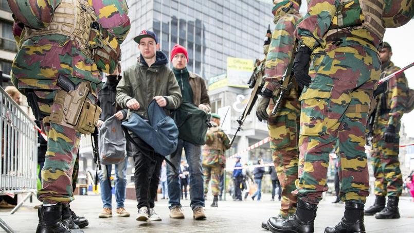 Des soldats contrôlent les usagers à une station de métro de Bruxelles. Crédits photo: Hatim Kaghat/Belga/AFP