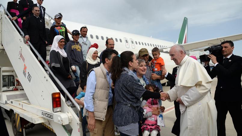 Trois familles de réfugiés syriens musulmans sont montées à bord de l'avion du pape François, samedi après-midi.
