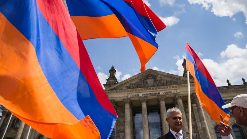 Des drapeaux arméniens flottent devant le Bundestag, à Berlin, le 2 juin à l'heure du vote des députés allemands.