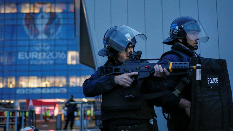 Des policiers lors d'une simulation d'attaque terroriste au Parc OL, le 30 mai à Lyon.