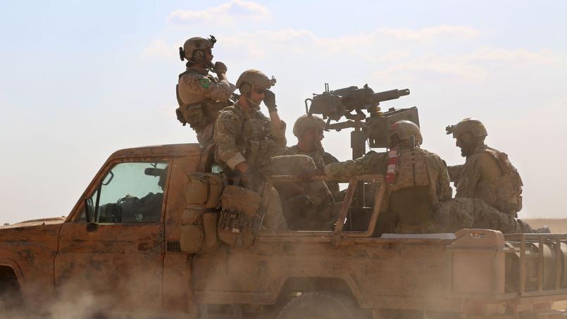 Des hommes des forces démocratiques syriennes près de Fatisah, dans la province de Raqqa, le 25 mai.