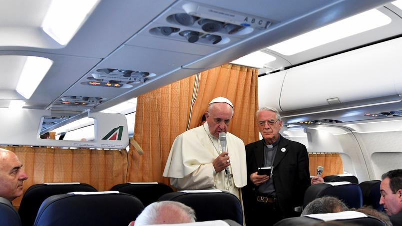 Le pape François s'adresse aux journalistes dans le vol retour d'Arménie.