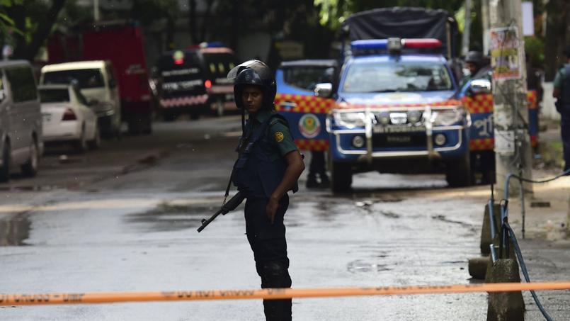 Une attaque terroriste perpétrée par l'Etat islamique a frappé le quartier diplomatique de Dacca, vendredi 1er juillet.
