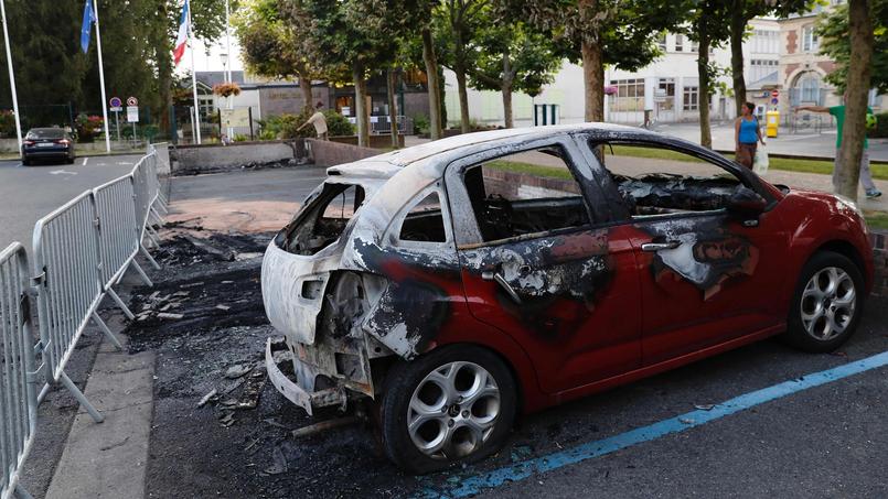 Un véhicule incendié photographié jeudi, à proximité de la mairie de Beaumont-sur-Oise.