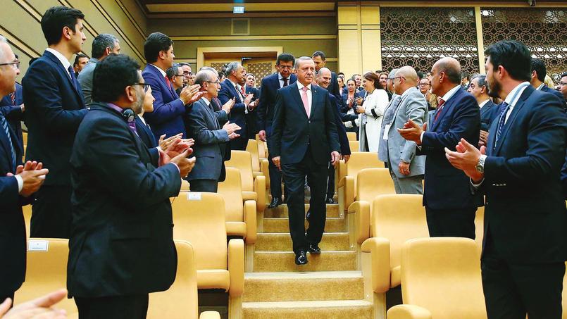 Recep Tayyip Erdogan applaudi, mardi à Ankara, où il présidait un forum économique avec des investisseurs internationaux.