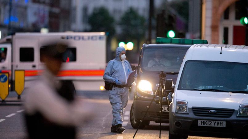 Un membre de la police scientifique travaille à proximité du lieu où un homme a tué, au couteau, une femme, mercredi soir à Russell Square.